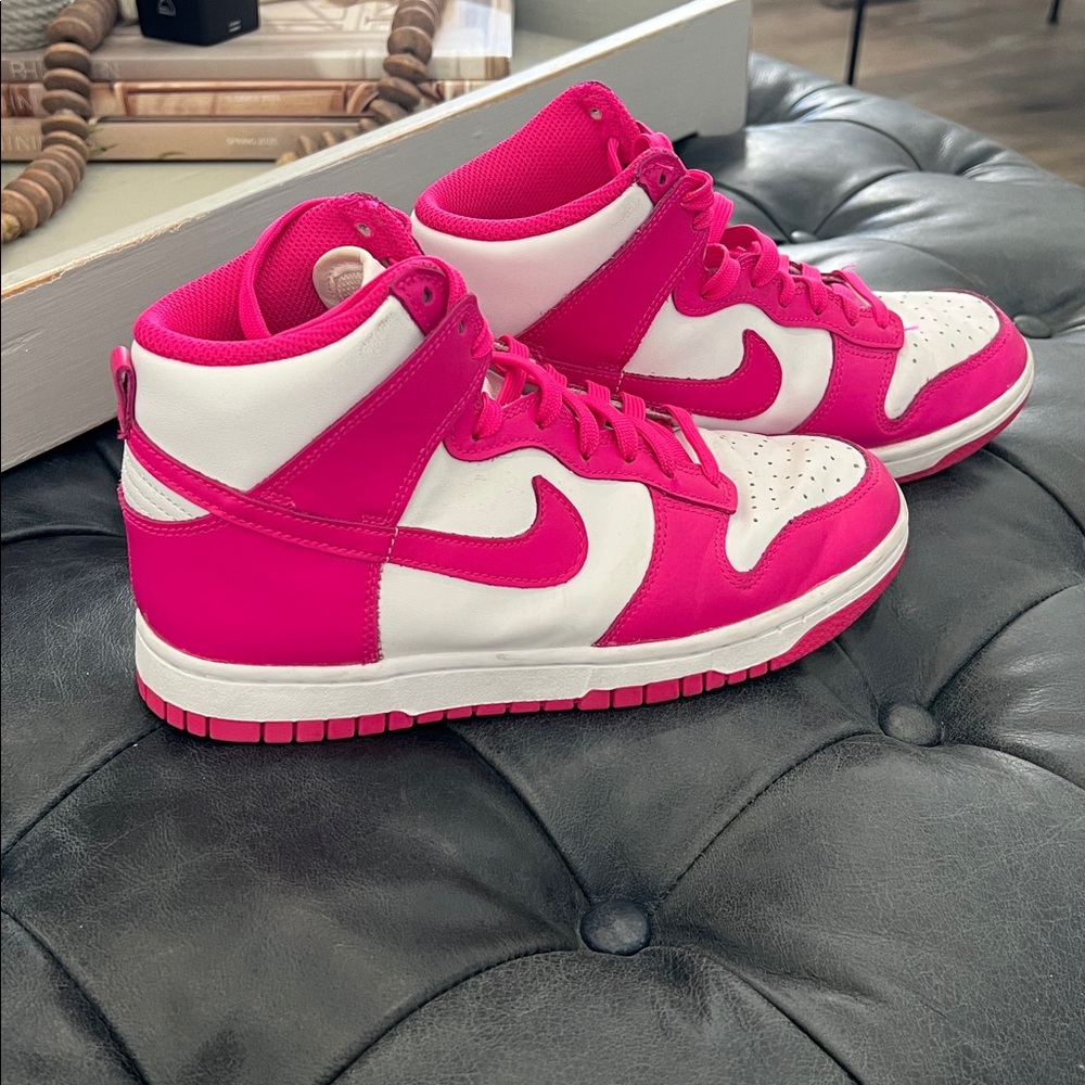 Women’s Nike hightop sneakers size 7.
